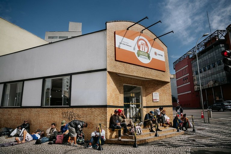 Comerciante diz que marmitas doadas pelo Grupo Madalosso, na Mesa Solidária, foram vendidas por moradores de rua em Curitiba